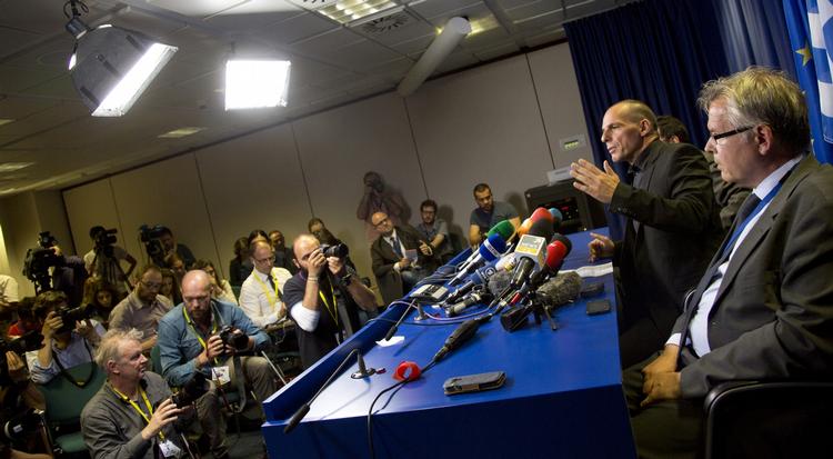 Gældskrise. Den græske finansminister Yanis Varoufakis taler med pressen i Bruxelles. 