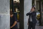 Gældskrise. Grækere hævede i dag i højere grad end på en normal lørdag kontanter i Athens hæveautomater. 