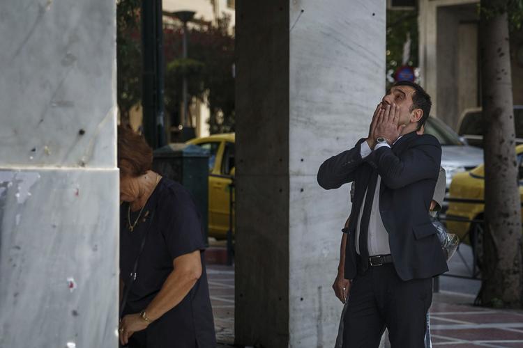 Gældskrise. Grækere hævede i dag i højere grad end på en normal lørdag kontanter i Athens hæveautomater. 
