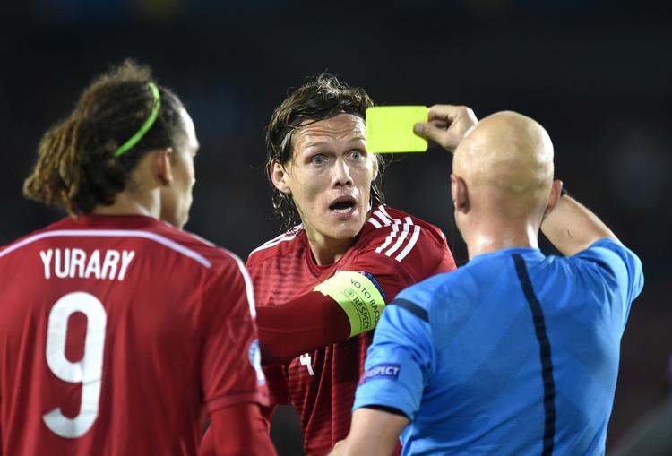 UDE. Det kunne ligne en advarsel til Jannik Vestergaard, men det er Yussuf Poulsen, der er noteret i dommerens bog. 