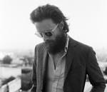 Illusion. »Kærligheden findes ikke. Kærlighed er en nødvendig illusion, det er ikke noget, som bare venter derude i verden« siger Josh Tillman, der spiller på årets Roskilde Festival. 