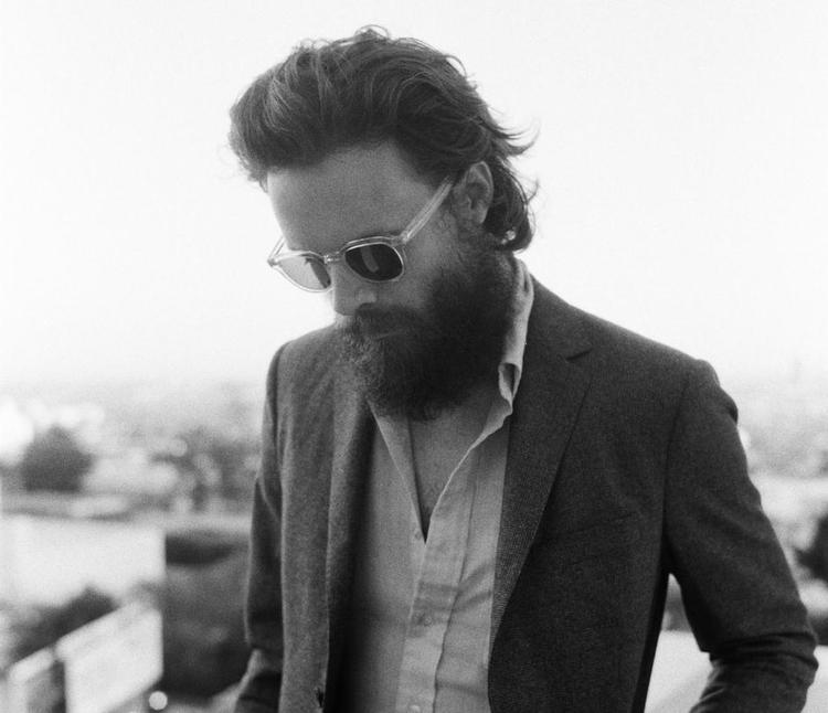 Illusion. »Kærligheden findes ikke. Kærlighed er en nødvendig illusion, det er ikke noget, som bare venter derude i verden« siger Josh Tillman, der spiller på årets Roskilde Festival. 