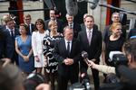Præsentation. Lars Løkke Rasmussen med sine 17 ministre foran Amalienborg. 