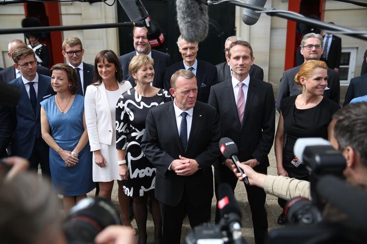 Præsentation. Lars Løkke Rasmussen med sine 17 ministre foran Amalienborg. 