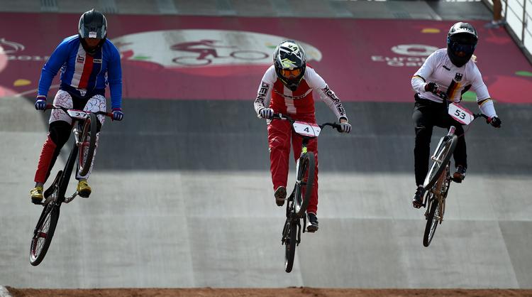 guld. Simone Tetsche Christensen (midt) vandt den sidste danske guldmedalje ved European Games efter en hektisk finale i BMX. 