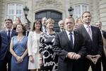 Smal. Lars Løkke Rasmussen præsenterede søndag sit nye ministerhold. Den smalle V-regering kommer på hårdt arbejde, når der skal samles flertal for regeringens politik i Folketinget. 
