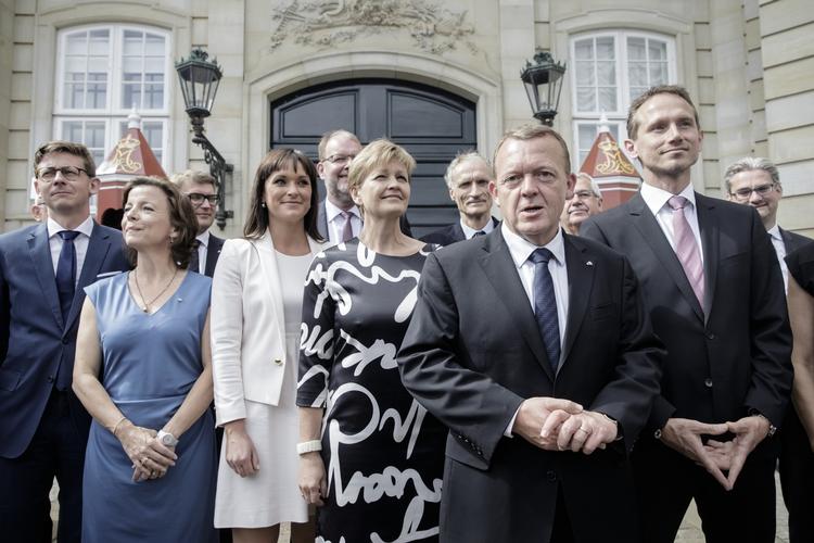 Smal. Lars Løkke Rasmussen præsenterede søndag sit nye ministerhold. Den smalle V-regering kommer på hårdt arbejde, når der skal samles flertal for regeringens politik i Folketinget. 
