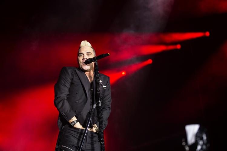 Festival. Robbie Williams fremførte en hitparade på Tinderbox. Indimellem var det pivfalsk. 