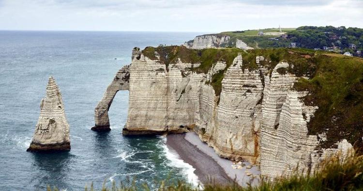 storslået. Den enorme klint ved Étretat kan tage pusten fra enhver. 