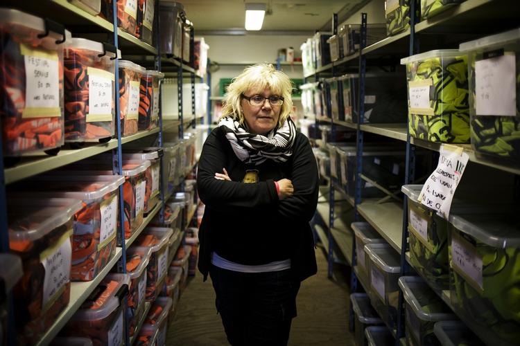 Status. Fra hylderne i Småt Materiel uddeler Pia Isabell Egholm-Lind blandt andet de eftertragtede veste med og uden titler og reflekser. Foto: Anders Skjoldjensen 