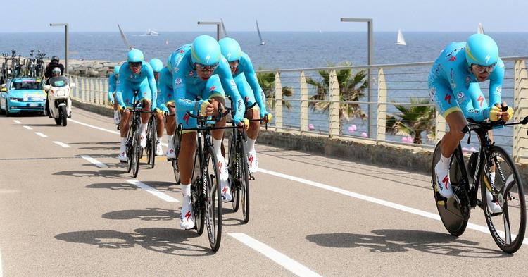 Kort. Årets Tour byder kun på ganske få kilometers tidskørsel. 13,8 km på 1. tape samt 28 km holdkørsel på 9. etape. 