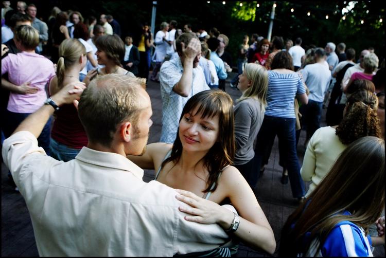 Salsa. Kom til sommerdans i Fælledparken og lær nogle nye moves. 