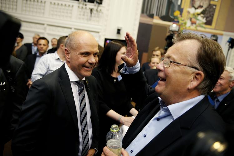 Gruppeformand. Søren Gade (tv) må sande, at det ikke blev til en ny ministerpost i denne omgang. I stedet skal han holde styr på Venstres folketingsgruppe. 