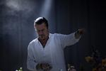 Dyster. Mike Pattons mange nuancer af sort frustration og blodrød vrede kommer fra et sted, der aldrig heler. 