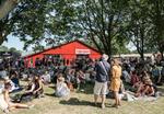 Festivalmad. I Roskilde Food Court står 19 forskellige boder klar til at lange mad over disken. 