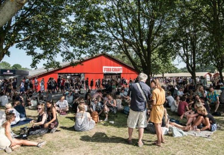 Festivalmad. I Roskilde Food Court står 19 forskellige boder klar til at lange mad over disken. 