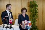 Overdragelse. Den radikale Morten Østergaard overdrager sit ministerium til social- og indenrigsminister Karen Ellemann (V), der fik en julekurv fra Frelsens Hær. 