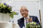 Overdragelse. Jørgen Neergaard Larsen overtog i dag Beskæftigelsesministeriet. 
