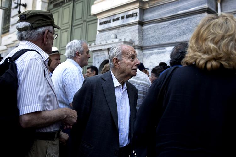 Krisetegn. En gruppe græske pensionister uden hævekort var i dag mødt op foran nationalbanken i forsøges på at hæve kontanter, men banken var lukket. 