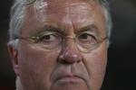 Udskældt. Hollands landstræner, Guus Hiddink, stopper efter skuffende resultater i EM-kvalifikationen. 