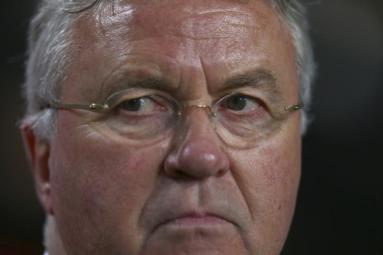 Udskældt. Hollands landstræner, Guus Hiddink, stopper efter skuffende resultater i EM-kvalifikationen. 