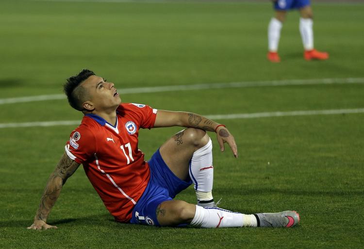 Matchvinder. Eduardo Vargas scorede to gange mod Peru. Måske derfor et blik mod himlen. 