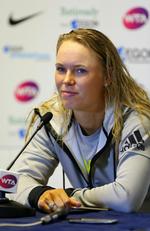 klar. Caroline Wozniacki kunne ifølge sin far og træner, Piotr, selv tage sko på igen, så danskeren var klar til kamp efter træningen mandag. 