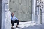 Krise. En græker venter på at modtage sin pension udenfor en offentlig bank i Athen. Men bankerne holder lukket en uge frem, og mange holder vejret ift., hvad der vil ske med landet. 