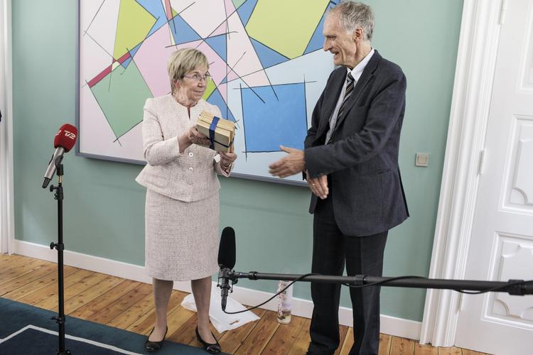 Overdragelse. Det var skiftedag i kulturministeriet, hvor Marianne Jelved (R) trådte af efter to et halvt år som kulturminister og overlod styringen til Bertel Haarder (V). 