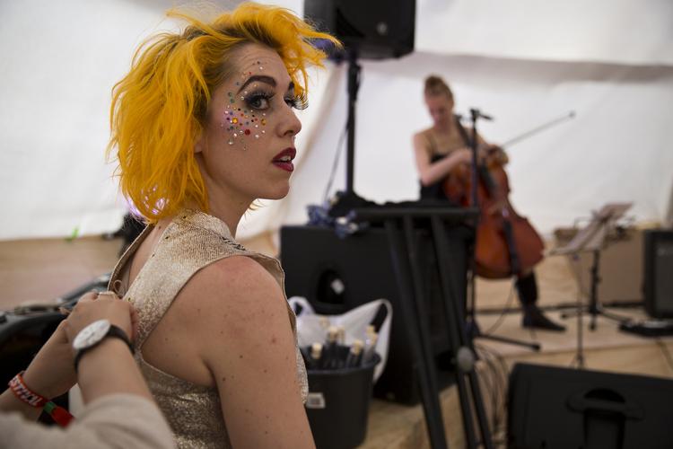 Multikunstner. Jeanett Albeck har sat musik til teater i en årrække, men er mest kendt for forestillingerne 'Hvid Magi' og 'Tove, Tove, Tove!', som hun har lavet med gruppen Sort Samvittighed. 
