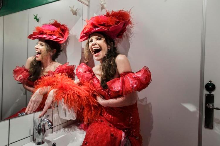 Bakkesangerinde. Sangerinden Dot Wessman er kendt fra Bakkens Hvile på Dyrehavsbakken, hvor hun optræder i den gamle syngepigepavillon. Hun har desuden indspillet og udgivet flere cd’er sammen med sin tidligere kæreste, politikeren Morten Messerschmidt (DF). 