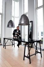 Dennis Knudsen. Frisøren, stylisten og indehaveren af frisørsalonen Dennis Knudsen står også bag en stribe hårprodukter og cremer i eget navn. Han har udgivet tre bøger og været stylist på adskillige film og tv-programmer. 