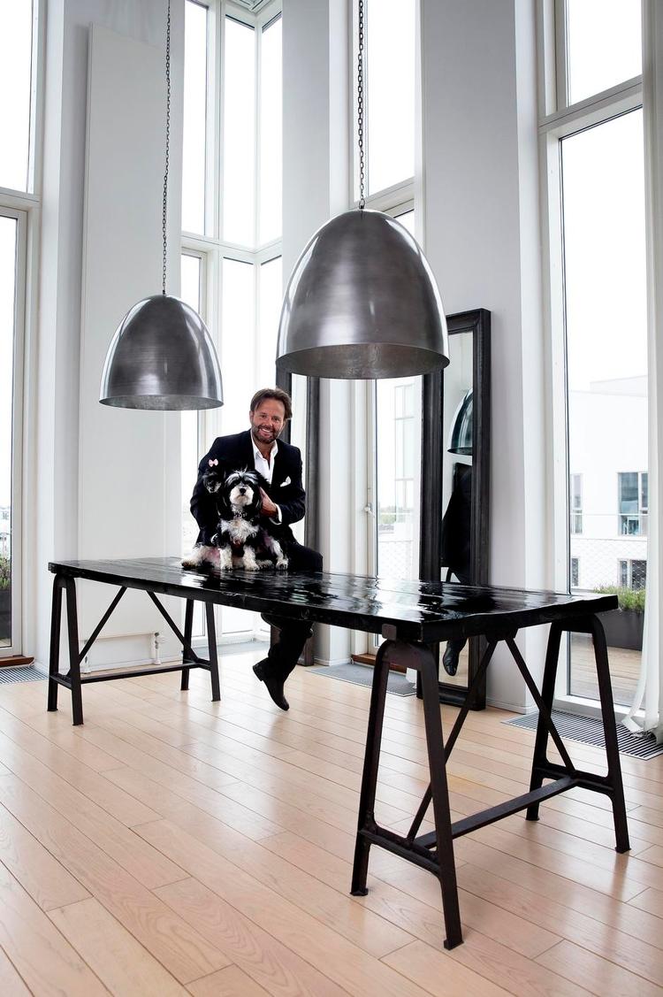 Dennis Knudsen. Frisøren, stylisten og indehaveren af frisørsalonen Dennis Knudsen står også bag en stribe hårprodukter og cremer i eget navn. Han har udgivet tre bøger og været stylist på adskillige film og tv-programmer. 