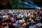 Sommerfilm. I løbet af sommeren kan du se film under åben himmel. 