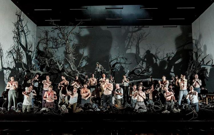 Storm. Lige nu beder de, de blodbesudlede østrigske soldater i den engelske opsætning af "Wilhelm Tell", men om lidt begynder scenen, der har rystet briterne. 