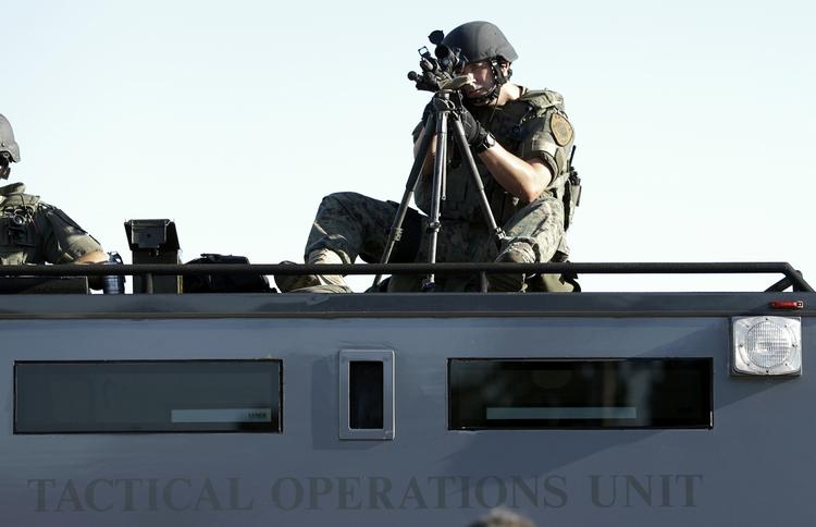 OVERVÅGNING. Det får kun tingene til at spidse til, når politiet overvåger demonstrationer gennem et riffelkikkertsigte, advarer rapport om politiets indsats i Ferguson. 