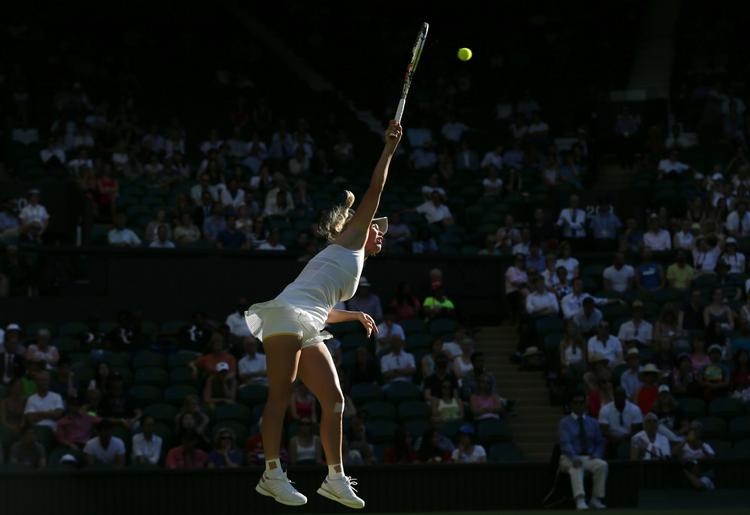 Sejr. Det startede i sol og sluttede i skygge på centre court, men sportsligt var det lige omvendt for Caroline Wozniacki, da hun indledte årets Wimbledonturnering. 