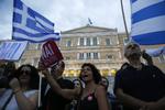 Gældsspiral. Grækenland står ved en skillevej. Risikoen for at ryge ud af euroen og en statsbankerot er stor. 