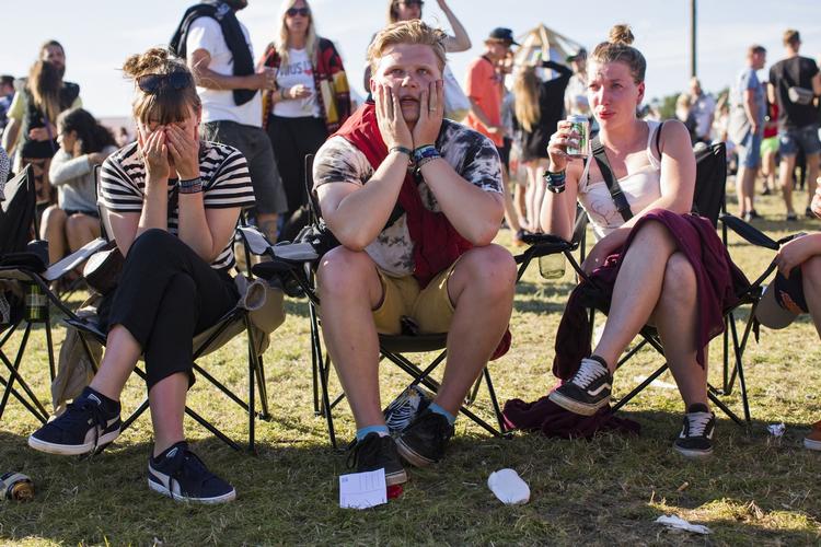 Eftertænksomhed. Dokumentarfilmen 'Nine Rocks' sætter fokus på ulykken på Roskilde Festival for 15 år siden, hvor ni unge mænd mistede livet i mudderet foran Orange Scene. Tirsdag havde filmen premiere på festivalpladsen foran et tydeligt rørt publikum. Her Julie Nørgaard, Mikkel Bødker og Anna Risager. 