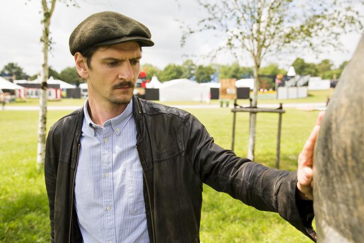 Dengang. Det er 15 år siden, at ni unge mænd mistede livet under en koncert på Roskilde Festival. Tor Kolding lå selv i bunken, men overlevede. Nu har han lavet dokumentarfilmen 'Nine Rocks' om oplevelsen. 