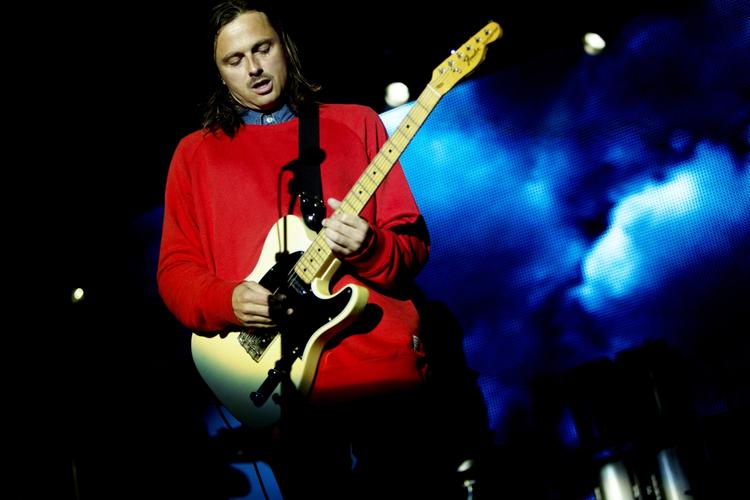 Farvel. Bo Madsen spiller ikke længere med Mew. Han kommer dog og spiller på Roskilde, men i en anden sammenhæng. 