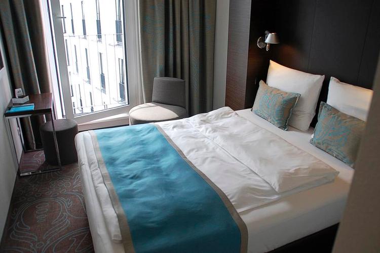 TJEKKET. Værelserne har en brugbar indretning, bl.a. med en fin belysning fra store og små lamper. Foto: Allan Graubæk 