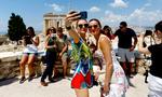 Gældskrise. Turister i Grækenland, som her foran Parthenon, føler ikke nødvendigvis krisen helt så direkte som grækerne. 
