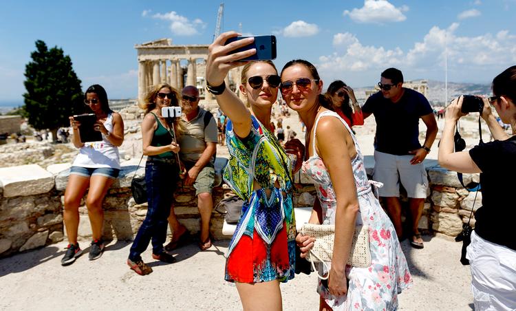 Gældskrise. Turister i Grækenland, som her foran Parthenon, føler ikke nødvendigvis krisen helt så direkte som grækerne. 