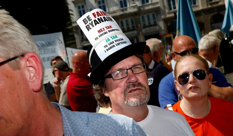 igen. Arbejdsretten i København har flere gange været centrum for demonstrationer mod Ryanair. Således også i dag, hvor der endelig faldt en afgørelse i den langstrakte kamp mellem den danske fagbevægelse og lavprisflyselskabet. 