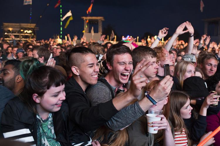 Maskimeret. Festivaloplevelsen bliver ikke forringet, men snarere forstærket, når gæsterne kan dokumentere koncerter i billeder og film og dele dem på sociale medier, mener forsker. Her ses publikum til AvAvAv på Apollo-scenen under opvarmningen til dette års Roskilde Festival.Foto: Janus Engel 