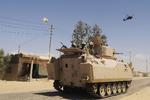 SIKKERHED. Egyptiske soldater på patrulje i Nordsinai før dagens angreb. Over dem svævede en kamphelikopter som beskyttelse mod angreb i den voldsplagede provins. 