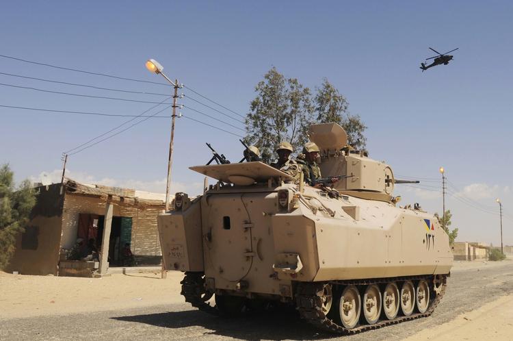SIKKERHED. Egyptiske soldater på patrulje i Nordsinai før dagens angreb. Over dem svævede en kamphelikopter som beskyttelse mod angreb i den voldsplagede provins. 