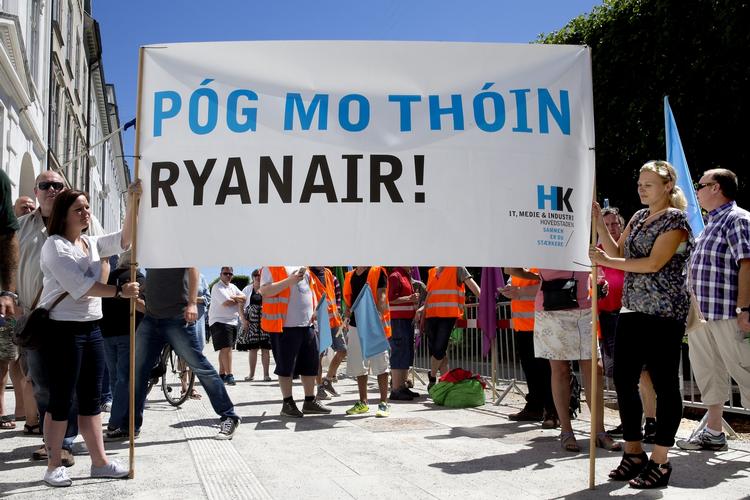 Sejr. Demonstranterne foran Arbejdsretten kunne i dag gå hjem med gode nyheder. Den danske fagbevægelse fik rettens ord for, at en konflikt må indledes mod Ryanair for at få dem til at tegne danske overenskomster. 