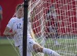 NETTET. Både Lucy Bronze og bolden er navnet i nettet for England, der er VM-semifinalist i Canada. 